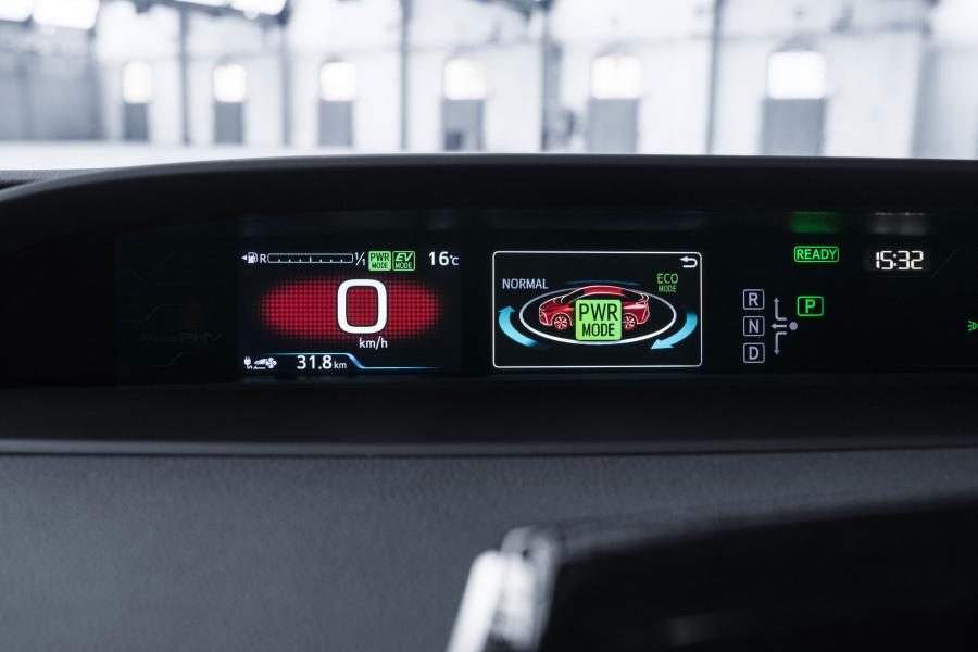 Панель приборов Toyota Prius Plug-in Hybrid 2016 года  (фото 117 из 187)